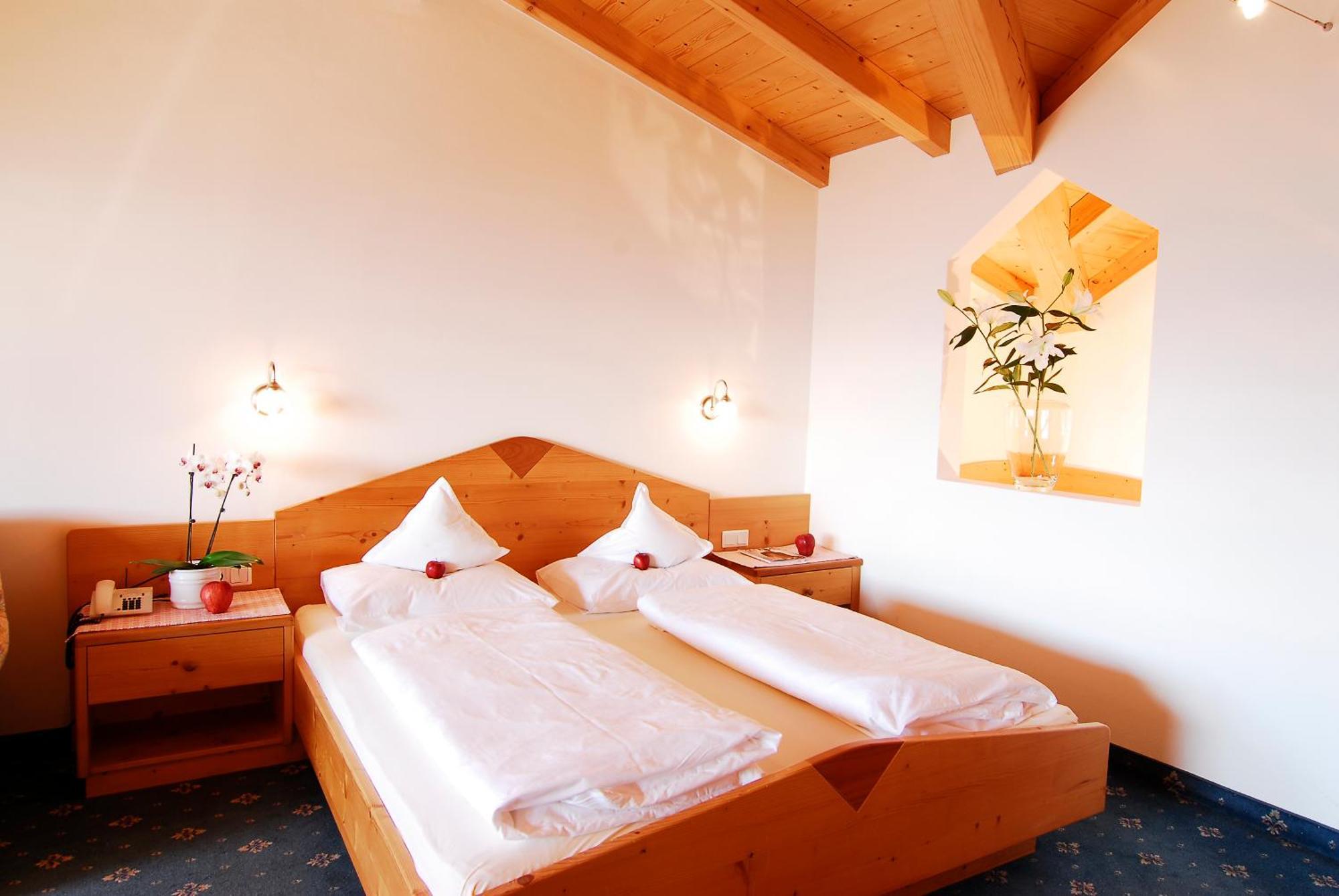 טירולו Small Hotel Sonne מראה חיצוני תמונה